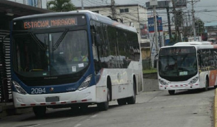 Estos son los dos modelos de metrobuses que operan en el área metropolitana. Los buses azules se incorporaron al sistema en 2017. Archivo