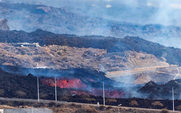 La colada de lava en la localidad de El Paso, el volcán continúa emitiendo abundante lava de su cráter principal. Foto: EFE