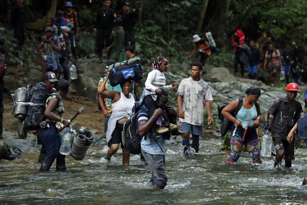 Migrantes haitianos en su camino hacia Panamá por el Tapón del Darién en Acandi (Colombia). Foto: EFE