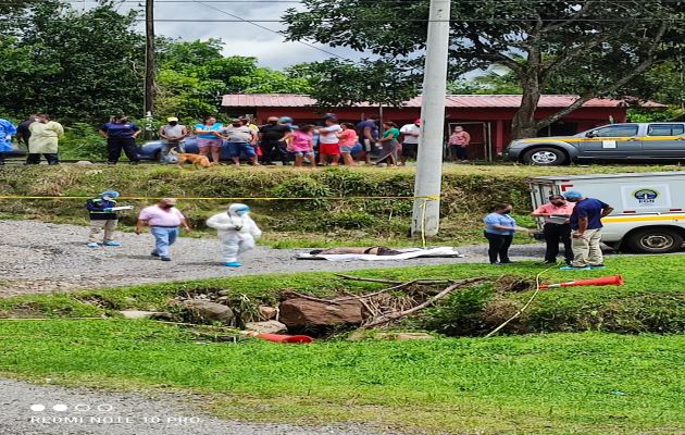 El cuerpo del joven de 18 años fue encontrado dentro de una alcantarilla por donde pasa una quebrada en el corregimiento de Macano. Foto: José Vásquez