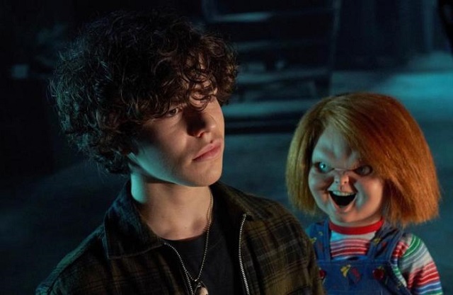 Zackary Arthur (i) como Jake Wheeler y el muñeco diabólico Chucky, durante una escena del primer episodio de la serie