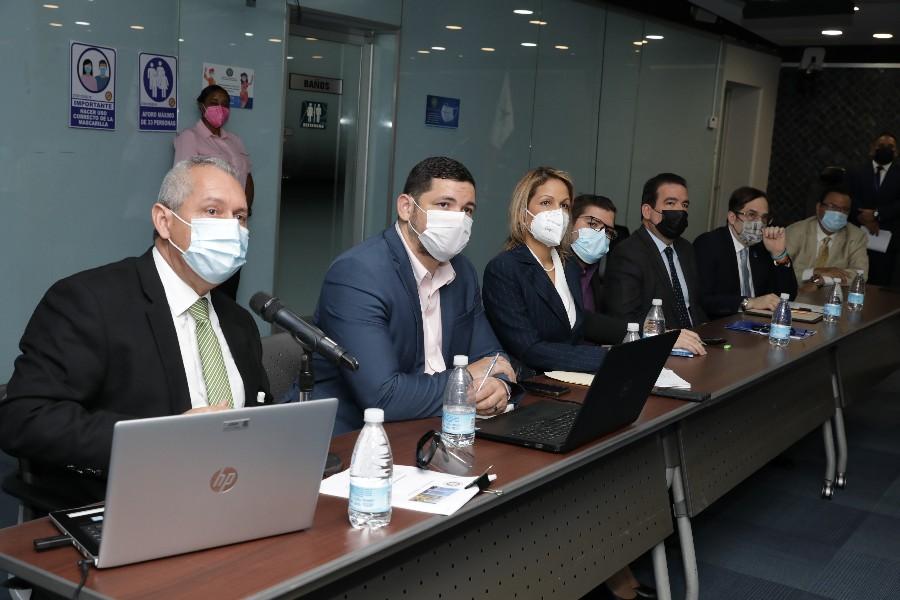 Representantes de diferentes sectores están sentados en la mesa técnica. Foto: Cortesía