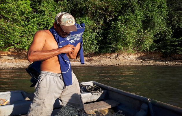 Hace cerca de dos semanas pescadores del lugar habían alertado a las autoridades dando aviso de haber visto flotando en el mar el cuerpo de un hombre. Foto: Melquiades Vásquez