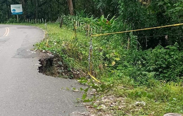 El tramo afectado con un hundimiento tiene ya tres años de estar en esa situación, pero no ha sido reparado. Foto: Diomedes Sánchez