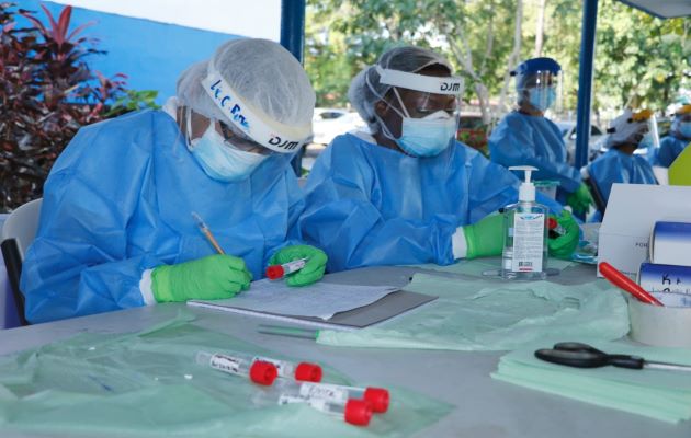 La población de Panamá lleva año y medio usando de forma obligatoria mascarillas para evitar el contagio de la covid-19. Foto: Grupo Epasa