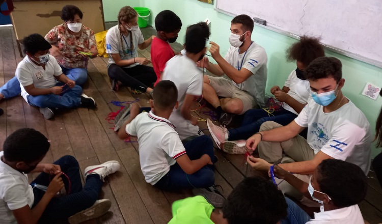 Jóvenes en las escuelas panameñas.  Víctor Arosemena