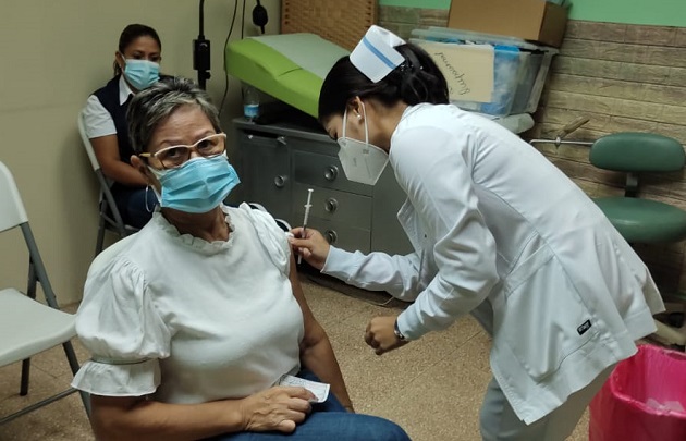 Personal de salud continúa aplicando la dosis de refuerzo contra la covid-19 en Chiriquí. Foto: Cortesía Minsa