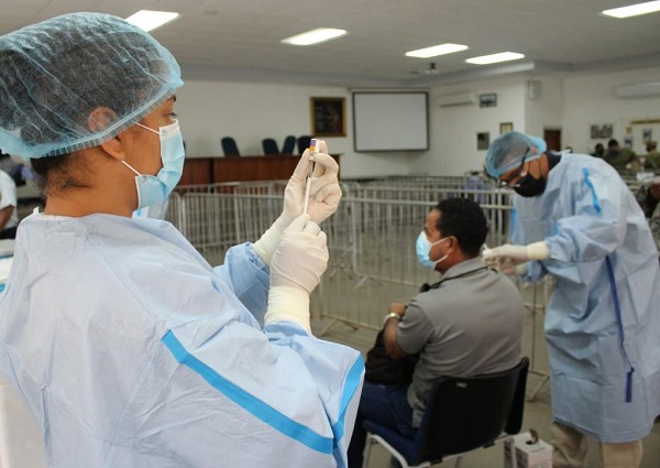 Personal de salud aplica dosis de refuerzo de Pfizer contra la covid-19. Foto: Cortesía Minsa 