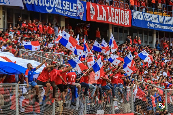 Fanáticos de Panamá.en el estadio Rommel Fernández. Foto: Fepafu