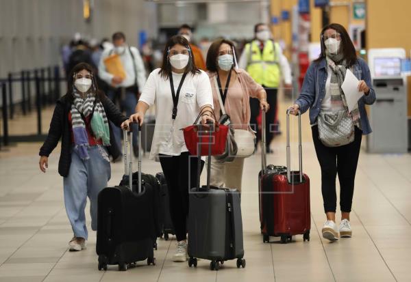 Los viajeros internacionales completamente vacunados no deberán cumplir cuarentena una vez llegan a territorio estadounidense. Foto: EFE