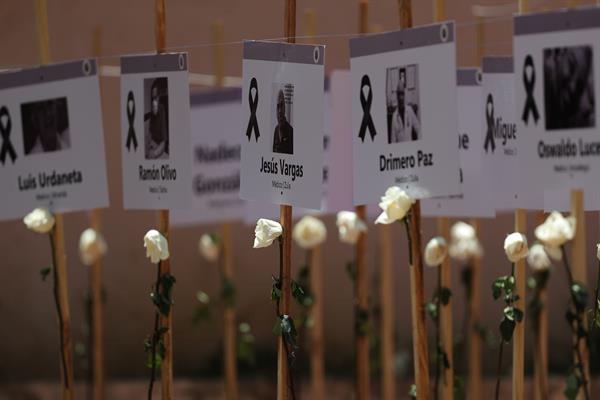 Fotografías de trabajadores de la salud que han muerto por causas relacionadas a la covid-19. Foto: EFE