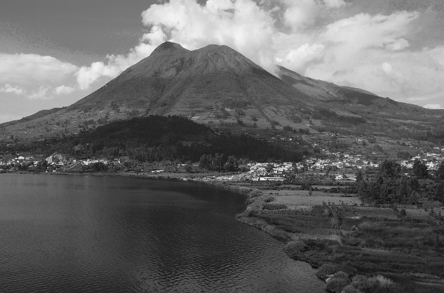 Vista del volcán Cotacachi, en Ecuador, que estuvo activo hace más de 2000 años. Su cráter colapsó hacia adentro, formando una laguna con nieve derretida. Es el único volcán de la provincia de Imbabura que tiene nieve. Foto: EFE.