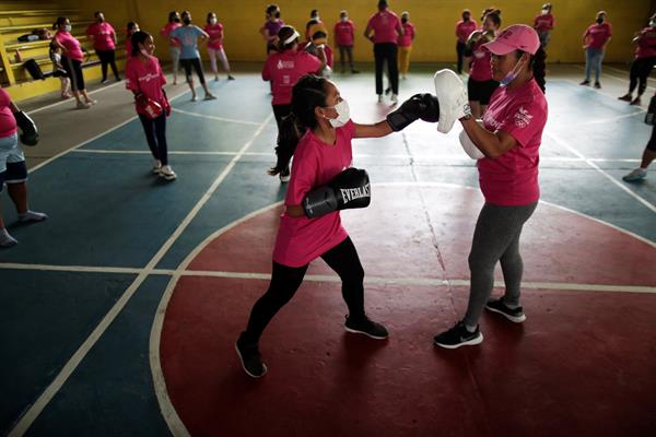 Un grupo de mujeres entrena técnicas de defensa personal en el gimnasio Heliodoro Patiño en San Francisco (Panamá). EFE