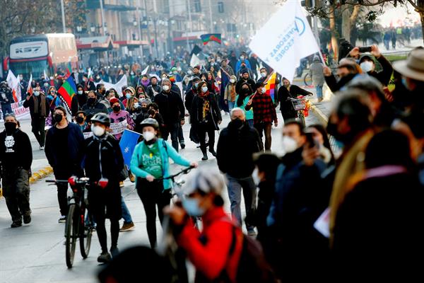 Una marcha convocada por distintas organizaciones sociales, previa a la inauguración de la Convención Constitucional, en Santiago (Chile), en una imagen de archivo. EFE