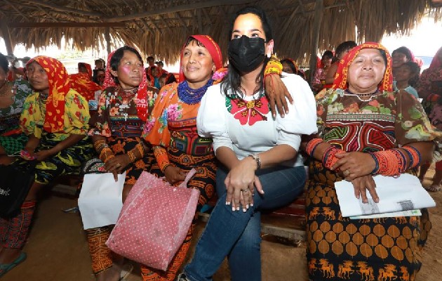 108 mujeres indígenas de la Comarca Kuna de Madugandí recibieron insumos para la implementación de granjas avícolas. Foto: Cortesía Mides