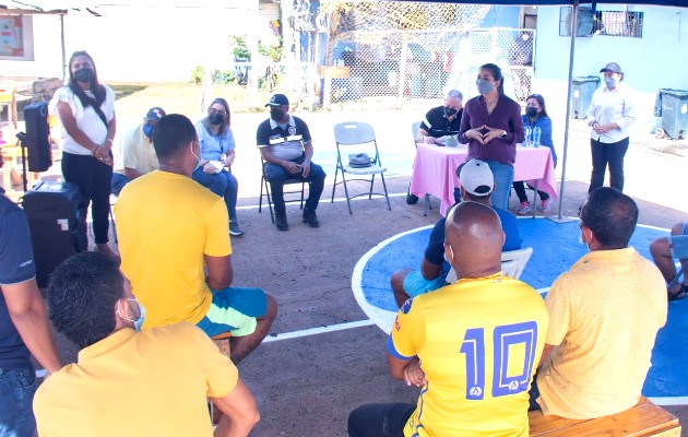 Reos contribuyen con la reforestación en la región de Coclé y Azuero. Foto: Cortesía Mingob