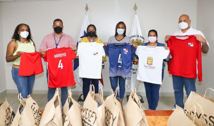 Las jugadoras recibieron sus uniformes para el torneo regional. Foto:EFE