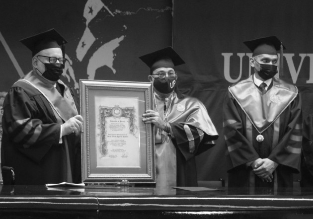 El Dr. Alfredo Figueroa Navarro, especialista en sociología y catedrático de la Facultad de Humanidades, recibe el “Premio Universidad 2021”, en un acto en el Paraninfo Universitario, el pasado 8 de octubre. Foto: Cortesía Universidad de Panamá.