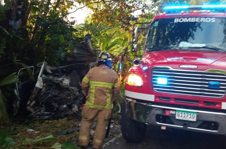 Bomberos y paramédicos de la CSS acudieron al área del accidente. Foto: Mayra Madrid