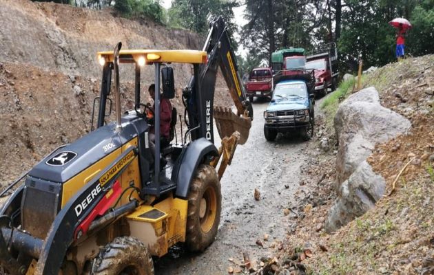 En el sector de Tierras Altas personal voluntario y funcionarios del Sistema Nacional de Protección Civil (Sinaproc) atendieron afectaciones producto de las crecidas de quebradas y ríos en este sector. Foto: Mayra Madrid