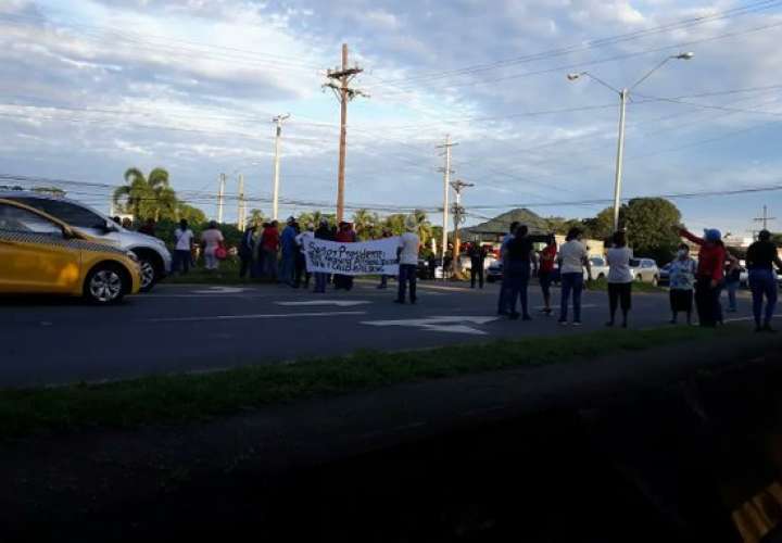 Los residentes cerraron los cuatro paños de la vía. 