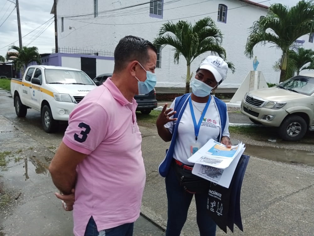 Personal del Minsa verifica que los feligreses cumplan con las medidas de bioseguridad. Foto: Diomedes Sánchez