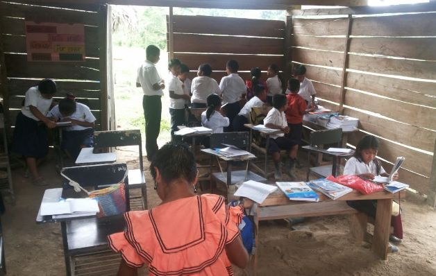 Los educadores trabajan en áreas de difícil acceso del país. Foto: Archivo