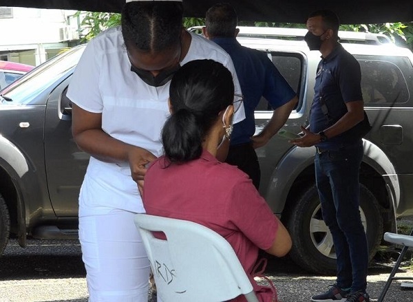 El equipo PanavaC19 se mantiene aplicando la dosis de refuerzo al personal de primera línea. Foto: Cortesía Minsa