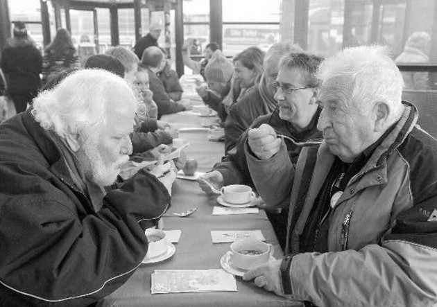 Nuestro gran reto hoy día es luchar por los derechos de los adultos mayores y los valores familiares.  Vemos abuelitos abandonados que escasamente pueden comer una vez al día, ¿es eso justo?  Foto: EFE.