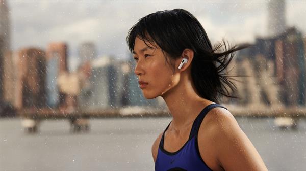 Apple Inc. muestra la tercera generación de los AirPods, durante un evento especial de presentación de productos, celebrado este 18 de octubre de 2021, en Apple Park, Cupertino, California. EFE