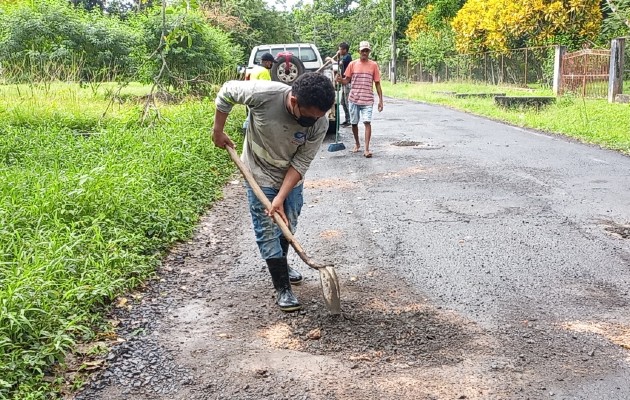 En el corregimiento de Caimito, la reparación de los baches es realizada por pobladores y trabajadores de la junta comunal, utilizando arena de río y piedras. Foto: Eric Montenegro