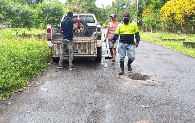 Para realizar estos trabajos de parcheo se emplean fondos de la junta comunal para la compra de aceite, asfalto y el pago de trabajadores.  Foto: Eric Montenegro