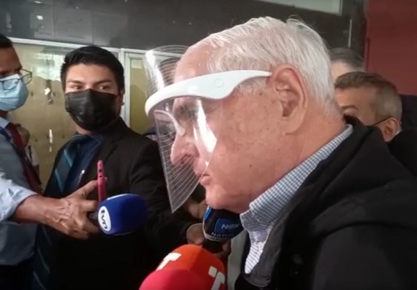 El expresidente Ricardo Martinelli atiende a la prensa hoy en el Sistema Penal Acusatorio de Plaza Ágora. 