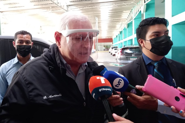 El expresidente Ricardo Martinelli da declaraciones a su llegada hoy al Sistema Penal Acusatorio de Plaza Ágora. Foto: Víctor Arosemena