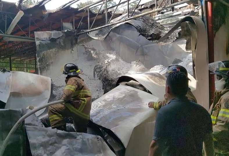 Unidades del Cuerpo de Bomberos de Colón terminaron de sofocar el fuego. Foto: Diómedes Sánchez S.