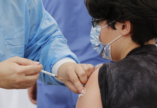 Un niño recibe una dosis de la vacuna contra la covid-19. Foto: EFE
