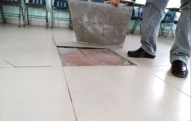 Los pisos del colegio Manuel María Tejada Roca se encuentran en mal estado. Foto/Thays Domínguez