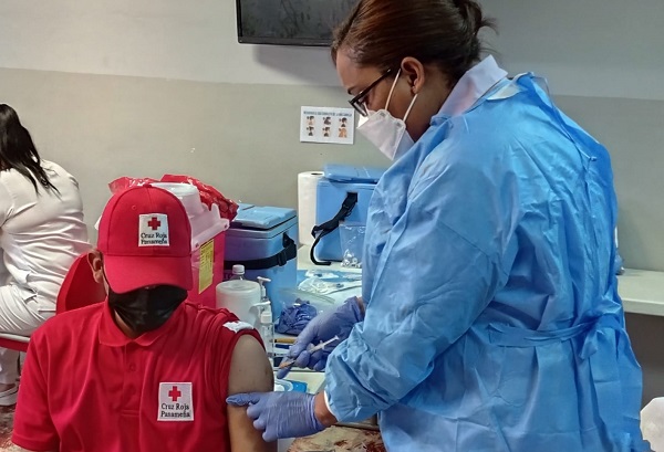 Personal de salud aplica la tercera dosis de la vacuna de Pfizer al personal de la Cruz Roja Panameña. Foto: Cortesía @CSSPanama