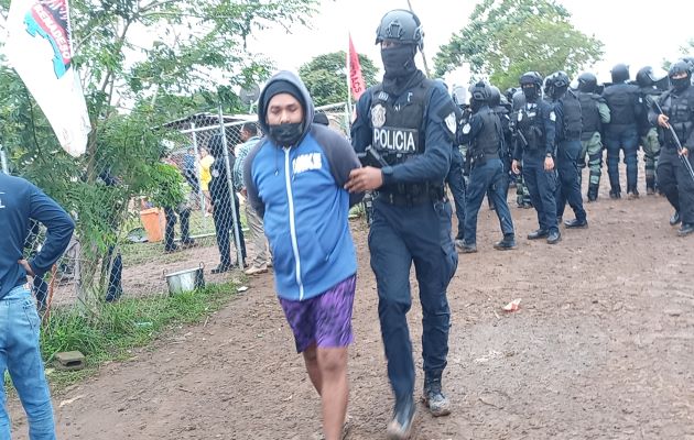 Durante el inicio del desalojo algunos de los precaristas procedieron a vandalizar varios vehículos de instituciones de gobierno y particulares. Foto: Eric Montenegro