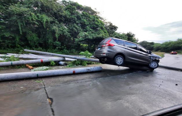 El accidente provocó que uno de los postes golpeara a otro auto que circulaba en sentido contrario causándole serios daños en la carrocería.