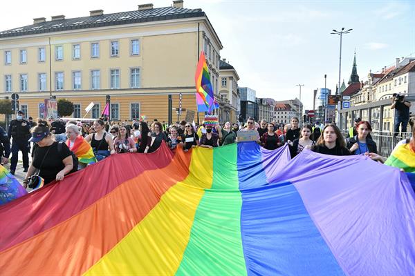Vista de una bandera del colectivo LGBT. Fotografía de archivo. EFE
