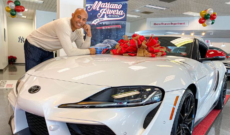 Mariano Rivera recibe la colaboración de su hijo mayor en este negocio. Foto: Cortesía Rivera Toyota