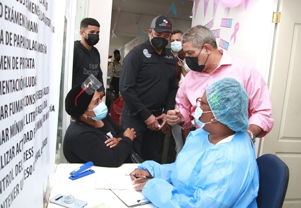 El ministro Luis Francisco Sucre  recorrió las instalaciones del Centro de Salud Provisional de Las Mañanitas. Foto: Cortesía Minsa