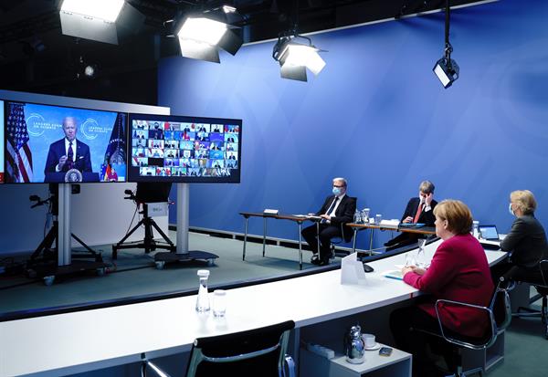 La canciller alemana, Angela Merkel, durante una cumbre del clima, en una videoconferencia con el presidente de Estados Unidos, Joe Biden