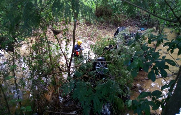 Los primeros informes de las autoridades precisan que el conductor del vehículo perdió el control y cayó a una quebrada. Foto: Cuerpo de Bomberos