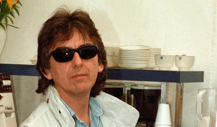 El cantante y guitarrista del grupo musical The Beatles, George Harrison en 1993. EFE/Julian Martín