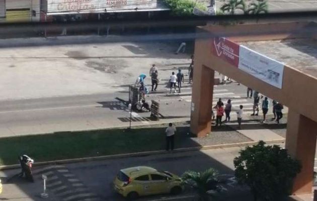 Los invasores cerraron la vía de acceso al Hospital Nicolás Solano de La Chorrera.