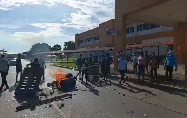 Los invasores quemaron llantas en las inmediaciones del Hospital Nicolás Solano. Foto: Eric Montenegro