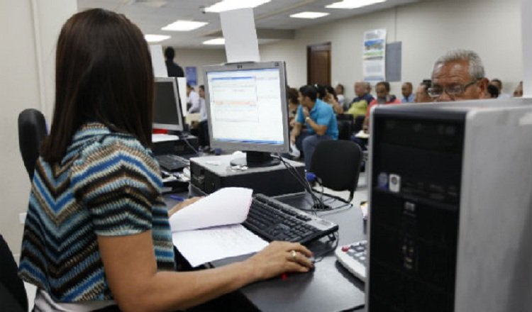 Se calcula que desde 2014 dejaron de laborar en el sector público, alrededor de 100 mil personas, quienes tendrán derecho a la prima. Foto: Archivo