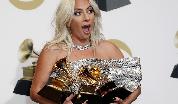 Lady Gaga recibiendo un lote de premios Grammy en 2019.  EFE/EPA/JOHN G MABANGLO